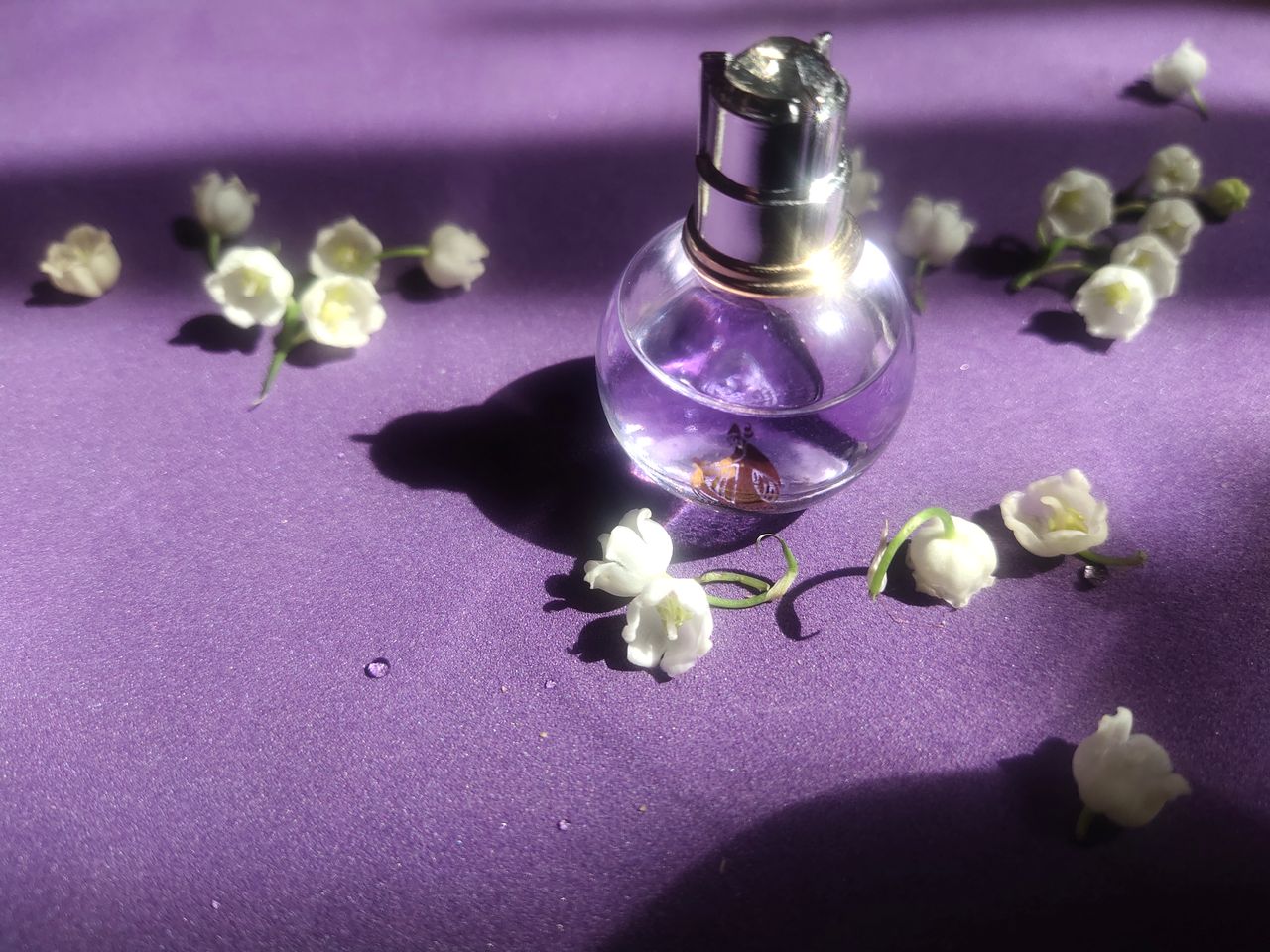 Synthetic Fragrances vs. Pure Essential Oils: The Truth They Don’t Put on the Label 🤫⚖️